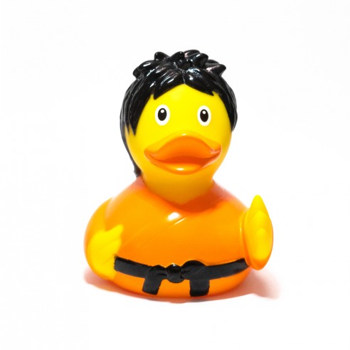 Pato de goma Kung Fu con traje naranja, cinturón negro y postura marcial, listo para la acción.