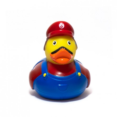 Pato de goma Plumber Duck, con gorra roja, bigote negro y traje azul de fontanero.